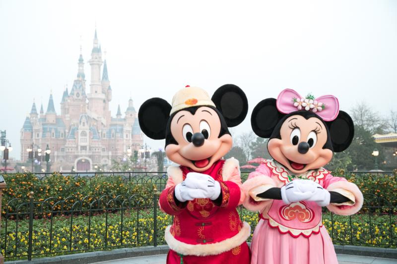 上海迪士尼度假区开启新春节庆，为传统年俗体验更添神奇