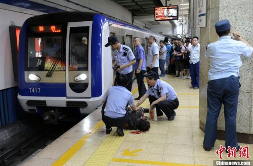 男子跳轨自杀 事发北京朝阳门地铁站 血流一地场面血腥