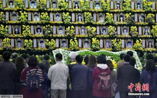 韩国“世越号”沉船事故一周年，民众前往纪念大厅悼念遇难者。