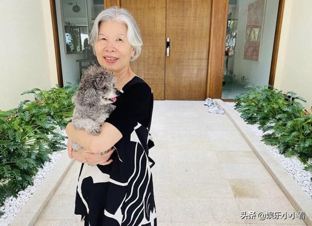 周杰伦携妈妈叶惠美逛好友新加坡豪宅，并贴心为妈妈掌镜拍照