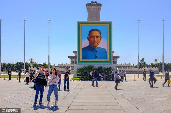 2017年4月27日，北京，孙中山画像亮相天安门广场，游人纷纷拍照留影。