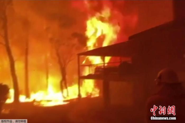 当地时间12月22日，澳大利亚新南威尔士州，一座房子被大火吞噬。