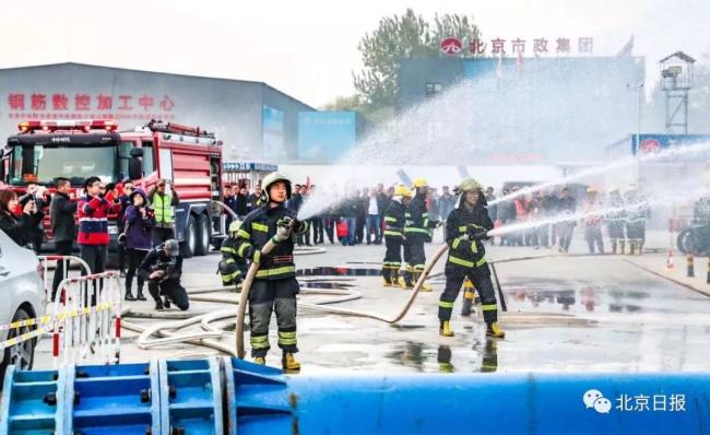 由北京市消防救援总队轨道交通支队举办的消防宣传月活动启动仪式上，一场消防演练正在进行。