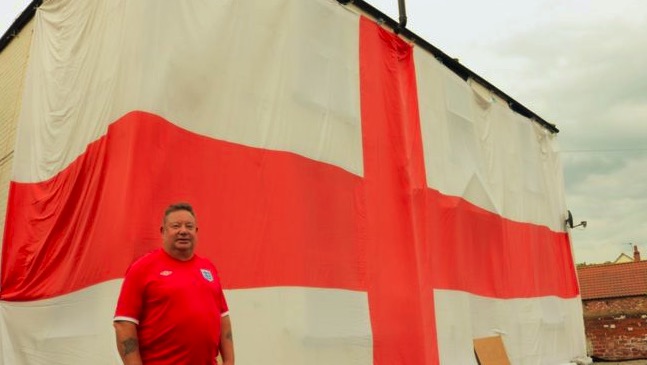 狂热球迷用巨幅英格兰国旗盖住房子，旗帜购于中国